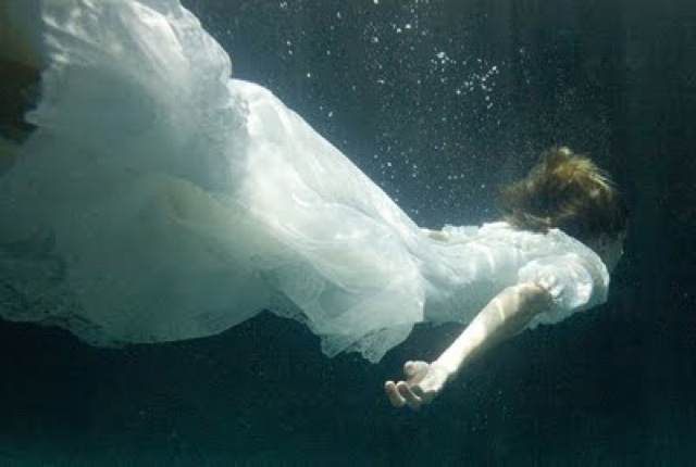 underwater-photo-session just bride - saved by Chic n Cheap Living