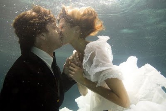 underwater-photo-session kiss - saved by Chic n Cheap Living