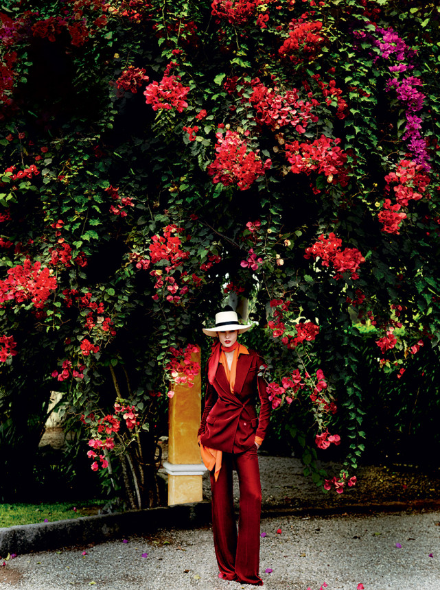 Horses Karlie Kloss in red suit Vogue September 2014