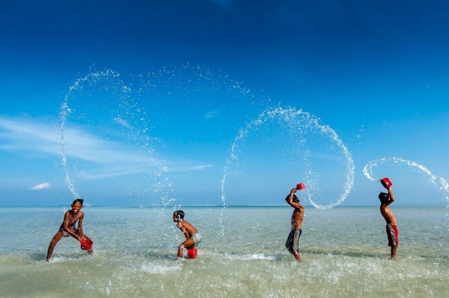living on water by Ng Choo Kia splashing