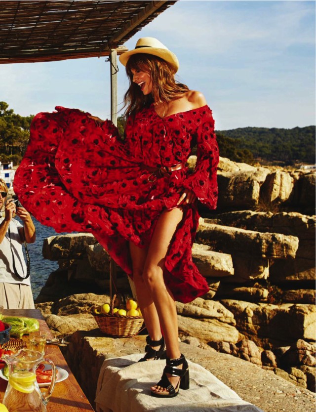 Elle España, March 2016 Ariadne Artiles in red gown by Riccardo Tinelli