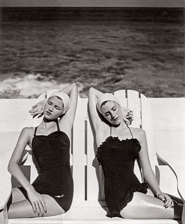 Louise-Dahl-Wolfe-Twins at the beach