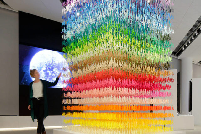 space-in-ginza-paper-silhouettes-by-emmanuelle-moureaux-whole-view-with-bystander