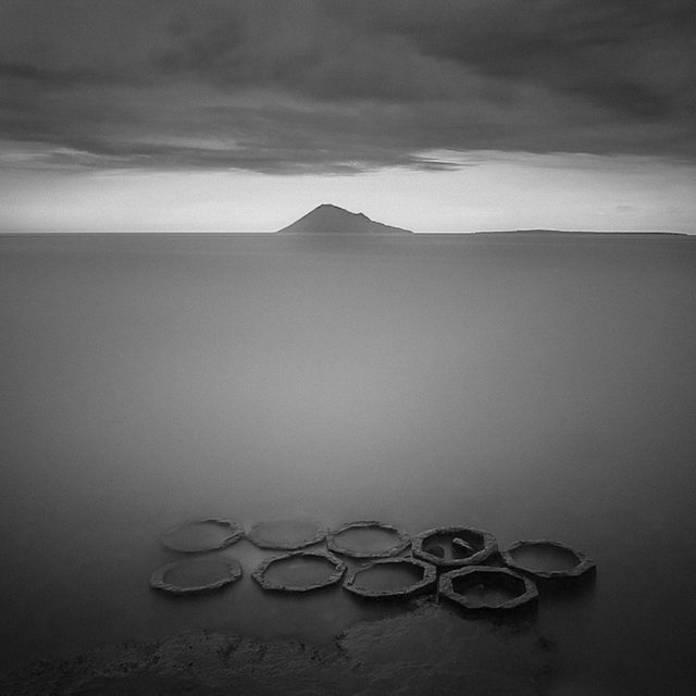 Hengki Koentjoro black and white monochromatic photography mountain in distance