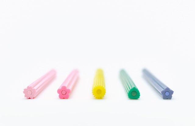 Flower-shaped color pencils set