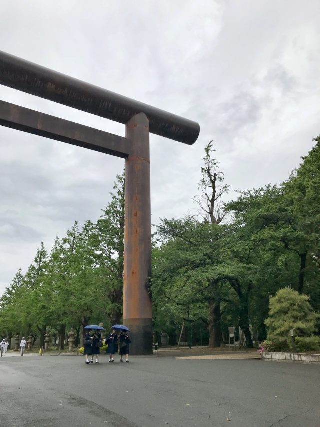 Sites you have to see in Tokyo - Yasakuni shrine and schoolchildren