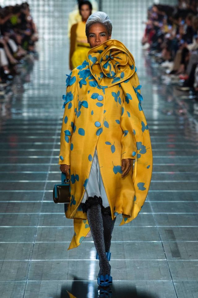 Marc Jacobs Spring:Summer 2019 Ready-To-Wear - mustard and blue rosette