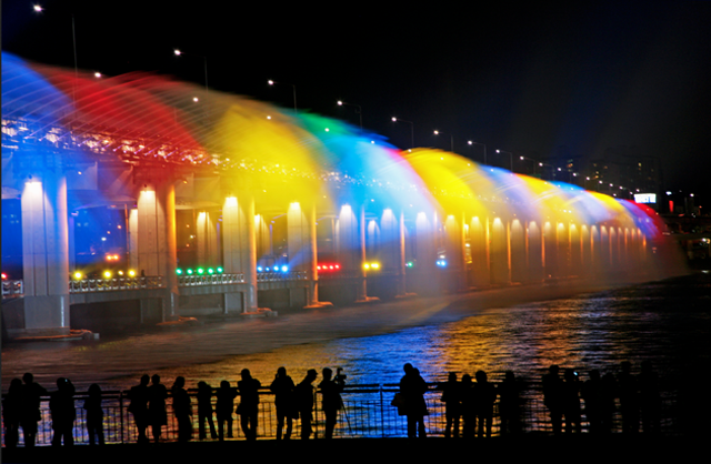 Rainbow-Fountain Banpo Bridge crowd - saved by Chic n Cheap Living