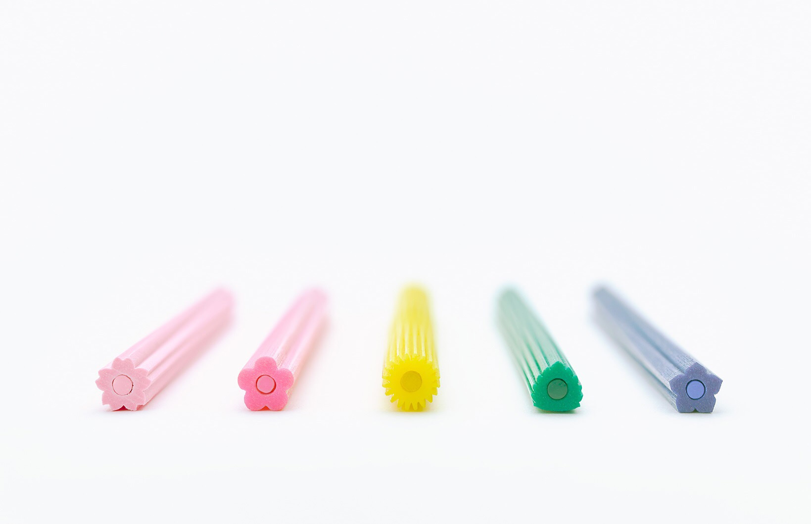Flower-shaped color pencils set