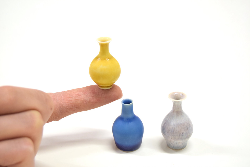 Miniature pottery by Yuta Segawa - on fingertip